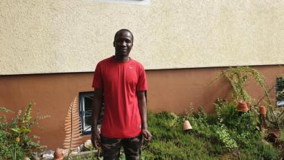 Bild: msh
Adama Coulibaly hat seine Ausbildung zum Altenpfleger abgeschlossen, darf nun aber wegen seines abgelehnten Asylantrags nicht arbeiten.