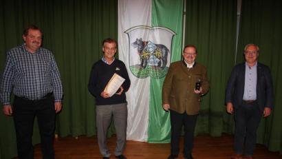 Bild: kro
Für jeweils 18 Jahre Tätigkeit im Stadtrat erhielten Hubert Häring (Zweiter von links) und Alfred Stier (Zweiter von rechts) den Ehrenbrief der Stadt. Launige Worte für die Kollegen fanden Michael Schedl (links) und Gottfried Beer (rechts).