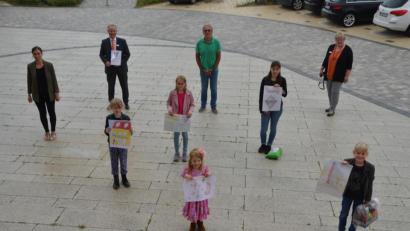 Bild: dob
Stolz präsentieren die Künstler ihre Werke, mit denen sie bei der Raiffeisenbank im Ferienprogramm Preis gewinnen.