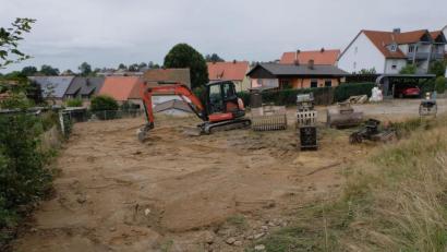 Bild: le
In der Schönbrunner Straße laufen die Bauarbeiten für Garagen an.