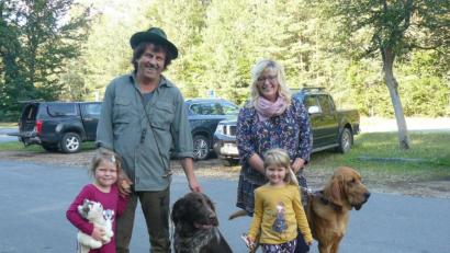 Bild: hrö
Jagdhunde sind auch immer Familienhunde, daher wurden auch der Deutsch Langhaar Basco II von der Riedlleite und der Bloodhound Willi von Familie Gerald Hoffmann, seiner Frau Verena sowie den Töchtern Lisa und Sahra zur Brauchbarkeitsprüfung begleitet.