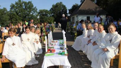 Bild: ads
Drei Jungs und sechs Mädels aus Paulsdorf feierten im Kreis ihrer Familie ihre Kommunion im Freien auf der Pfarrwiese.