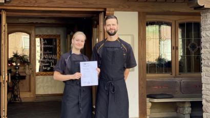 Bild: exb
Als Beste hat Theresa Lindner die Gesellenprüfung der Köche absolviert. Mit ihr freut sich ihr Ausbilder Sebastian Heldrich.