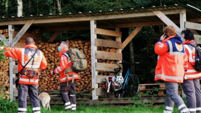 Bild: gz
Die ehrenamtlichen Helfer der Rettungshundestaffel aus Weiden machen sich mit ihren Vierbeinern auf die Suche des Radbesitzers.