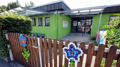 Bild: Stephan Huber
Der Kindergarten St. Wolfgang in Hirschau. Weil sich eine Erzieherin der Einrichtung mit dem Coronavirus infiziert hat, dürfen die Kinder ihrer Gruppe derzeit nicht in den Kindergarten. Vorläufig sind die Mädchen und Buben bis Mittwoch in Quarantäne.