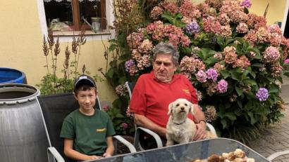 Bild: Sylvia Prause/exb
Fabio Prause (links) mit Opa Karl Prause (rechts) präsentieren ihre Ausbeute.