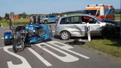 Bild: wel
Nach einem Zusammenstoß von Trike und Auto wurden Polizei und Rettungskräfte zur Unfallstelle bei Nunzenried gerufen.