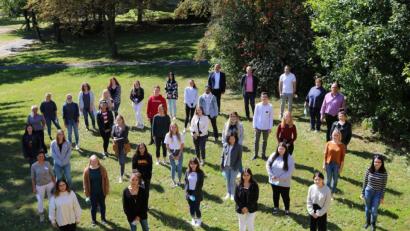 Bild: Klinikum Fichtelgebirge/exb
Das Gruppenfoto zeigt die Teilnehmer des neuen Kurses, die Anfang des Monats in die generalistische Pflegeausbildung starteten. Geschäftsführung, Mitarbeiter der Pflegedirektion, Lehrkräfte und Praxisanleiter sowie der Betriebsrat wünschten eine erfolgreiche Ausbildung.