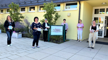 Bild: Dr. Marlene Groitl
Vor der Grundschule Fensterbach fand die Übergabe der Corona-Masken für die ABC-Schützen mit (von links) Uta Götz, Uschi Kass, Dr. Marlene Groitl, Heidi Neidl, Gerlinde Werner und Bianca Cudina statt.
