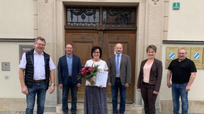 Bild: Anja Ried
Monika Bösl (Mitte) freute sich an ihrem Dienstjubiläum über die Glückwünsche der Bürgermeister (von links) Martin Prey, Josef Pretzl, Robert Hechtl und Sonja Meier. Auch VG-Geschäftsstellenleiter Anton Brand gratulierte.