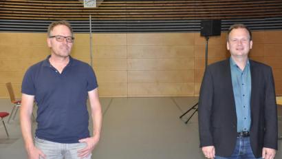 Bild: ak
Norbert NIckl (links) ist Ortssprecher von Nairitz und Kodlitz, Bürgermeister Christian Porsch gratuliert.