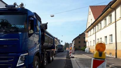 Bild: pz
Vor dem Einbau der neuen Asphaltschichten muss der alte Belag abgefräst werden.