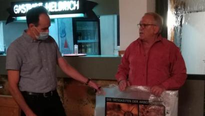 Bild: exb
Bürgermeister Hans-Jürgen Strehl (links) nimmt die Schautafel von Rudi Rehm in Empfang.