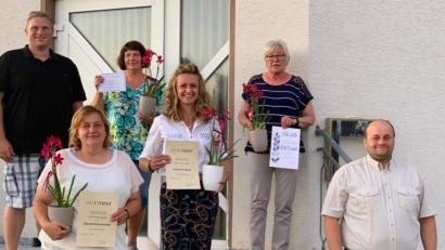 Bild: ak
Zweiter Vorsitzender Alexander Kastner (hinten links) und Vorsitzender Andreas Braunreuther (vorne rechts) ehrten (von links) Claudia Braunreuther, Anette Weiß, Christiane Bäuml und Elisabeth Sticht.