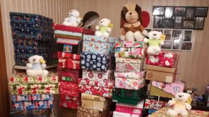 Bild: privat
Familie Straub hofft, dass sich heuer wieder ab Oktober in ihrer Sammelstelle für "Weihnachten im Schuhkarton" die Päckchen stapeln, bis sie zu Kindern in die osteuropäischen Länder auf Reisen gehen, um dort Freude zu bringen.