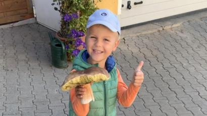 Bild: dob
Jonas Ogarek strahlt übers ganze Gesicht. Die Schwammerl sicherten der ganzen Familie Mittag- und Abendessen. Den größten Steinpilz hält er in den Händen.
