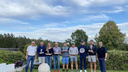Bild: Alex Härtl/exb
Präsident Wolfgang Dietzler (von links), Clubmeister Norbert Bauernschmidt, Clubmeisterin Emma Übelacker, Senioren-Clubmeister Franz Weiler, Jugend-Clubmeister Konstantin Rupprecht, Vierer-Clubmeister Michael Keck und Frank Reichenberger, Lochspiel-Clubmeister Max Reichenberger und Sportwart Markus Jobst freuen sich über die Ergebnisse der Clubmeisterschaften.