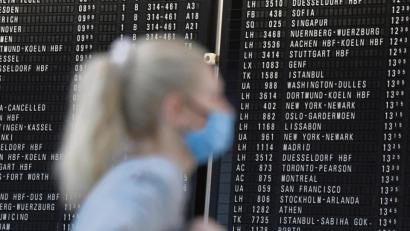 Bild: Arne Dedert/dpa
Eine Frau, die einen Mundschutz trägt, steht im Terminal 1 des Frankfurter Flughafens in der Abflughalle vor einer großen Anzeigetafel. Die Bundesregierung hat die Reisewarnung wegen der Corona-Pandemie für mehr als 160 Länder außerhalb der Europäischen Union bis zum 14. September 2020 verlängert. Das sorgt für Unsicherheit bei Urlaubern und trifft natürlich vor allem die Reiseanbieter.