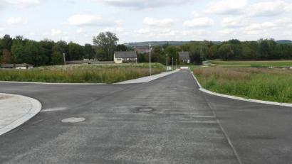 Bild: rn
Dieser abwärts führende Straßenzug des neuen Baugebietes Esperngasse-Ost wird mit zwei seitlichen Stichstraßen den Namen des verstorbenen Ehrenbürgers Dachauer tragen.