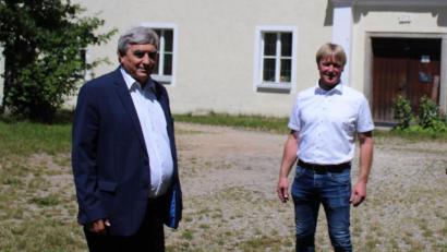 Bild: mvs
MdB Karl Holmeier zum Antrittsbesuch bei Bürgermeister Markus Schiesl in Altendorf.