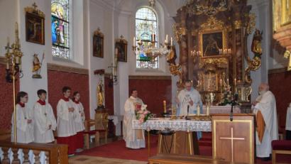 Bild: swo
Gottesdienst in Konzelebration mit Abstand. Pater Alfred Lindner, Weihbischof Josef Graf und Pfarrvikar Christian Preitschaft (von rechts) meistern die ungewohnte Situation. Einfacher wird es da schon, wenn die vier Ministranten (links) aus einer Familie kommen.