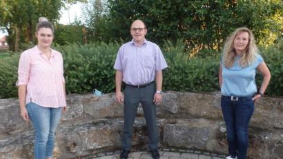Bild: br
Neben ihrer Vorstellung als Jugendbeauftrage der Gemeinde Schlammersdorf, Cornelia Kausler (rechts) und Sabrina Drummer (links) zusammen mit Bürgermeister Johannes Schmid gaben beide in der Septembersitzung des Gemeinderates einen ausführlichen Rückblick auf das diesjährige Ferienprogramm.