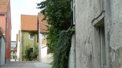 Bild: Portner
Möglicher Standort für das Seniorenheim: Das Leerstands-Ensemble zwischen Hauptstraße, Kirchstraße und Pfarrgasse. Im Hintergrund ist die Grundschule zu sehen.