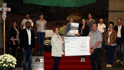 Bild: zer
Die Mitwirkenden, Organisatoren, Oberministranten und Familiengottesdienstmitglieder überreichten eine Spende aus einem interessanten Kinogottesdienst über 800 Euro an das SOS-Kinderdorf. Links: Pfarrer Jaison Thomas und Holger Hassel der symbolisch den Scheck hält.