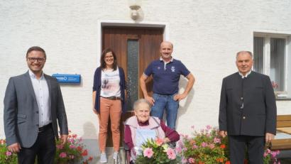 Bild: du
Maria Adam (vorne, Mitte) wurde vom Obst- und Gartenbauverein für 60-jährige Mitgliedschaft mit der Ehrennadel am Bande und Urkunde ausgezeichnet. Vorsitzender Herbert Wolf (rechts) und Bürgermeister Ernst Lenk (links) gratulieren. Über die Ehrung ihrer Mutter am 87. Geburtstag freuen sich auch Tochter Maria und Sohn Gerhard (hinten, von links).