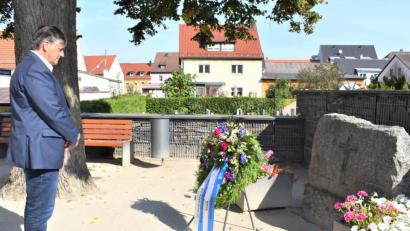 Bild: rgr
Bürgermeister Edgar Knobloch legte zum Tag der Heimat eine Schweigeminute ein zum Gedenken an die Opfer.