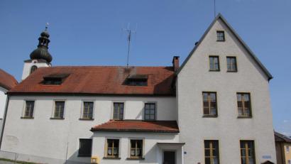 Bild: kro
Die Mehrheit im Bärnauer Stadtrat ist weiterhin für den Abriss des alten Schulgebäudes. Die Fraktion von SPD/Grünen sowie Bürgermeister Alfred Stier stimmten dagegen.