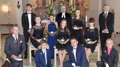 Bild: no
Fünf Mädchen und sechs Jungen feierten gemeinsam mit Pfarrer Thomas Schertel in der St.-Veit-Kirche in Illschwang die Konfirmation.