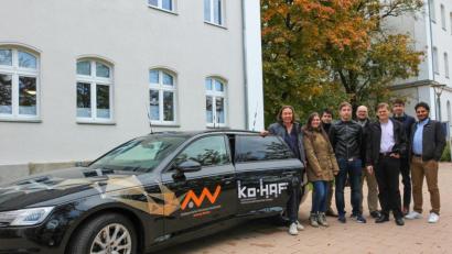 Bild: OTH Amberg-Weiden
Professor Alfred Höß (Dritter von rechts) und sein „Autonomes Fahren“-Team.