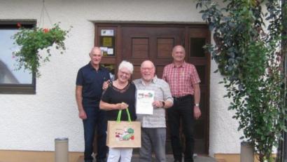 Bild: dl
Helmut Gabrich und Lebenspartnerin Brigitte (vorne) kommen gerne nach Thanstein in den Urlaub. Die Treue dankten Alois Obermeier (links), Vorsitzender des Fremdenverkehrsvereins, und Bürgermeister Walter Schauer.