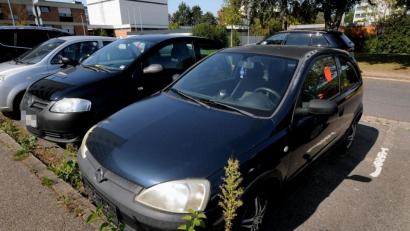Bild: Stephan Huber
Dieser schwarze Opel Corsa, der in der Robert-Koch-Straße parkt, wartet sehnsüchtig auf seinen Besitzer.