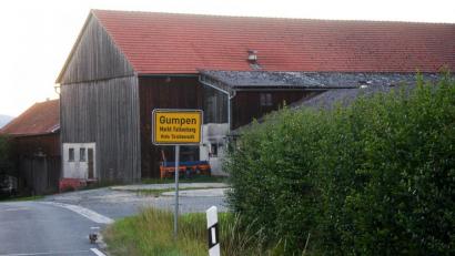 Bild: wro
Das Ortsschild von Gumpen steht nah am Ortsrand. CSU-Marktrat Hans Enslein vertritt die Meinung, dass ein Umsetzen nach Osten für deutlich mehr Sicherheit im Dorf sorgen würde.