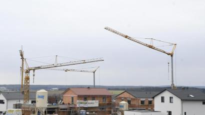 Archivbild: Petra Hartl
Viele Bauwillige aus dem Raum Regensburg richten ihren Blick auch nach Norden, nicht zuletzt in den Landkreis Schwandorf. Dort hat die zunehmende Nachfrage die Immobilienpreise in den vergangenen Jahren steigen lassen.