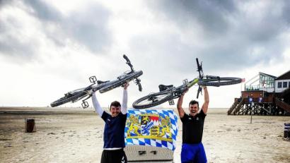 Bild: Matthias Hoidn/exb
Sie haben es geschafft und triumphieren: Fabian Weig (links) und sein Freund Matthias Hoidn sind mit dem Rad von Regensburg an die Nordsee gefahren.