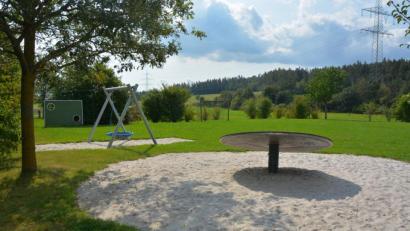 Bild: jr
Durch den Kauf verschiedener Spielgeräte wird der Kinderspielplatz in Rosenbühl erheblich aufgewertet. Die Geräte werden heuer noch bestellt, aufgestellt werden sie wohl erst im kommenden Jahr.