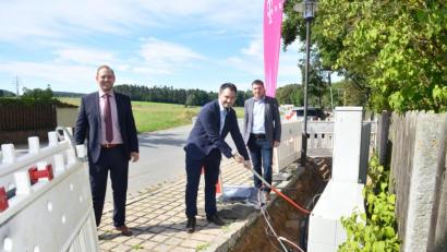 Bild: bey
Enrico Delfino, Telekom, Bürgermeister Sebastian Hartl und Josef Markl, Telekom, freuen sich über zügigen Ausbau des Breitbandnetzes in Luhe-Wildenau und direkt vor Ort in Oberwildenau.