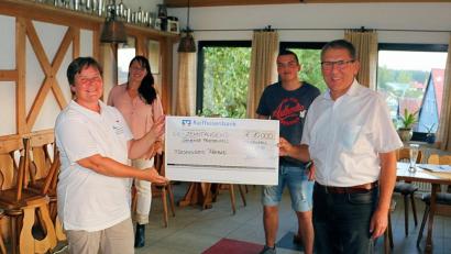 Bild: bsc
Auch für Bürgermeister Oskar Schuster (rechts) war es eine große Überraschung. 10.000 Euro übergaben die Mitglieder des Vorstands des Fördervereins Freibad (von links) Lisa Rauh, Patricia Henze und Julian Fleischmann zur Planung für Sanierung und Umbau des Friedenfelser Freibades.
