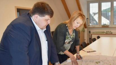 Bild: no
Die beiden Bürgermeister Dieter Dehling und Brigitte Bachmann studieren im Rathaus in Illschwang das entsprechende Kartenmaterial.