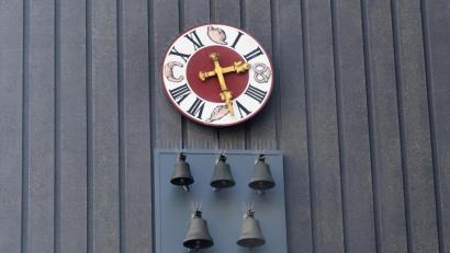 Bild: Gabi Schönberger
Da hängt es, das Glockenspiel samt Uhr des früheren Café Dostler, das sich in der Goethestraße befand.