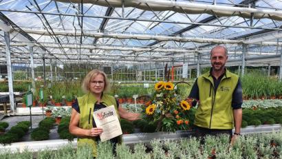 Bild: exb
Die Urkunde und einen Blumenstrauß bekommt die Geehrte Maria Kuran von Chef Kurt Steinhilber.