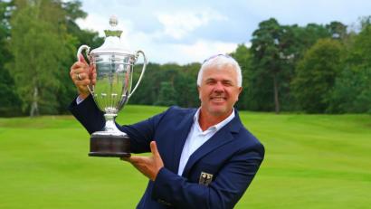 Bild: PRESSEATELIER.DE
Der Golf-Bundestrainer zeigt den EM-Pokal: Ulrich Eckhardt aus Vohenstrauß ist mächtig stolz auf sein Herrenteam, das erstmals in der Geschichte des Deutschen Golf Verbandes Europameister wurde.