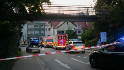 Bild: vifogra/dpa
Streifenwagen der Polizei und Krankenwagen stehen auf einer Neumarkter Straße, die durch Flatterband abgesperrt ist. In einem Biergarten haben sich 30 Menschen leicht verletzt.