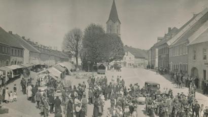 Bild: awo
Der Bärnauer Marktplatz zur Palmkirwa zu Beginn des 20. Jahrhunderts.
