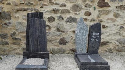 Bild: bnr
Zwei Gestaltungsbeispiele für Urnenerdgräber können im Trausnitzer Friedhof besichtigt werden.