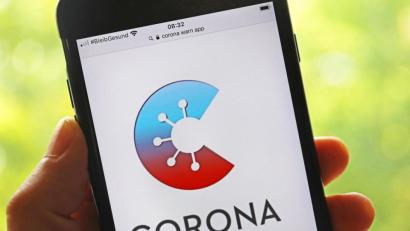 Symbolbild: Oliver Berg/dpa
Die Corona-Warn-App informiert, wenn die Gefahr besteht, Kontakt mit einem Covid-19-Infizierten gehabt zu haben.