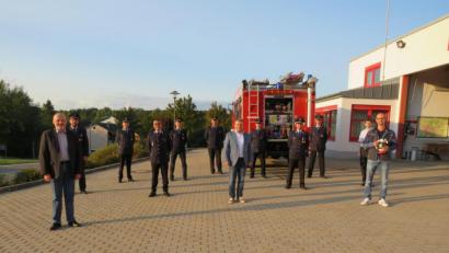 Bild: adj
Bürgermeister Karlheinz Budnik (vorne, Mitte) und Feuerwehrreferent Thomas Wilhelm (vorne, links) übergaben die neue Ausrüstung an die Kommandanten der Feuerwehren. Wasserwart Sebastian Plödt (vorne, rechts) präsentierte den Systemtrenner, der maßgeblich zum Trinkwasserschutz bei Einsätzen beiträgt.